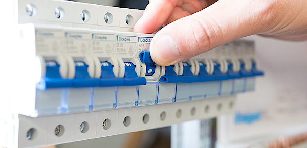 Schalt­schrank­bau bei Elektro Auer in Oberickelsheim